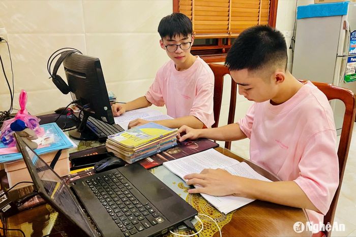 Hai anh em Hoàng và Anh luôn cùng nhau nỗ lực học tập và đạt được nhiều kết quả tốt. Ảnh: Phương Hảo
