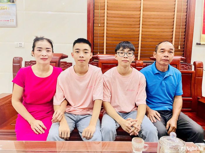 Bố mẹ cùng hai anh em song sinh Hoàng và Anh. Ảnh: Phương Hảo