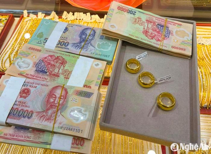 Biên độ chênh lệch mua vào - bán ra khá cao nên nếu đầu tư ngắn hạn thì rất dễ thua lỗ. Ảnh: T.P