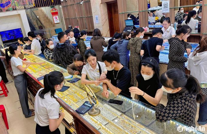 Khi giá vàng lập đỉnh kỷ lục, xoay quanh 90 triệu đồng/lượng vào tháng 5/2024, người dân đổ xô mua vàng. Ảnh: T.P