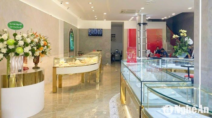 Các tiệm vàng thưa vắng khách. Ảnh: T.P