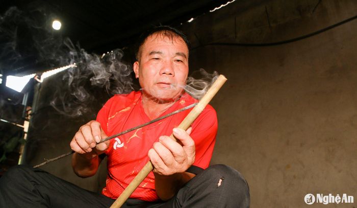 Để chuẩn chỉ kỹ thuật và được âm vang như ý, tất cả các công đoạn làm pí khúi đều thực hiện thủ công, không có máy móc thay thế. Ảnh: Đình Tuân