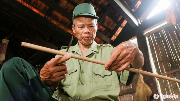 Các cụ cao niên người Thái kể lại, ngày xưa vào những đêm trăng sáng, các chàng trai, cô gái Thái thường tổ chức hát giao duyên. Khi tan hội, các chàng trai sẽ mang cây pí khúi tìm đến nhà cô gái mà mình thầm thương trộm nhớ để bày tỏ tình cảm. Nếu cô gái thích chàng trai đó, khi nghe âm thanh của pí khúi sẽ lập tức mở cửa sau cho chàng trai vào. Các đêm tiếp theo chàng trai chỉ dùng cây pí khúi để thổi, gọi người yêu. Ảnh: Đình Tuân