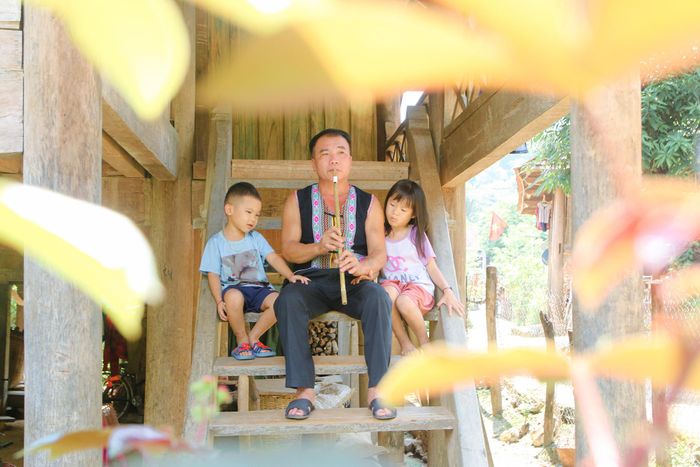 Với người dân tộc Thái, pí khúi là loại nhạc cụ độc đáo, từ xa xưa gắn liền với đời sống văn hóa của đồng bào dân tộc Thái. Tiếng pí khúi từ lâu đã mặc nhiên như một loại “bảo bối” để tìm bạn tình. Pí khúi chỉ có thể độc tấu hoặc đệm cho khắp (khắp làn điệu dân ca của người Thái), chứ không thể dùng để hòa tấu. Loại nhạc cụ này ngoài để gọi bạn tình thì còn thường hay được sử dụng trong lễ mừng nhà mới, nếp mới hay Tết đến, Xuân về. Ảnh: Đình Tuân
