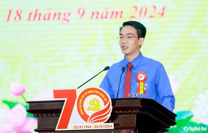 Đồng chí Nguyễn Công Minh - Ủy viên Ban Chấp hành Đảng bộ, Ủy viên Ban Thường vụ Tỉnh đoàn, Bí thư Đoàn Khối CCQ phát biểu tại Lễ kỷ niệm 70 thành lập Đảng bộ. Ảnh: Thành Duy