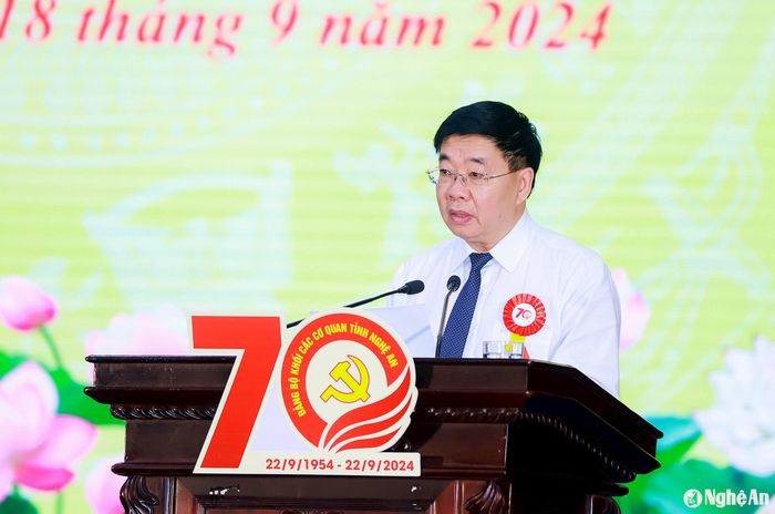 Đồng chí Nguyễn Văn Thông - Phó Bí thư Thường trực Tỉnh ủy phát biểu tại Lễ kỷ niệm 70 năm ngày thành lập Đảng bộ Khối CCQ tỉnh Nghệ An (22/9/1954 - 22/9/2024). Ảnh: Thành Duy