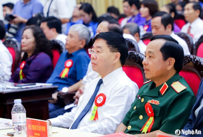 Các đồng chí lãnh đạo Quân khu 4, tỉnh Nghệ An và các đại biểu dự Lễ kỷ niệm 70 năm ngày thành lập Đảng bộ Khối CCQ tỉnh Nghệ An (22/9/1954 - 22/9/2024). Ảnh: Phạm Bằng