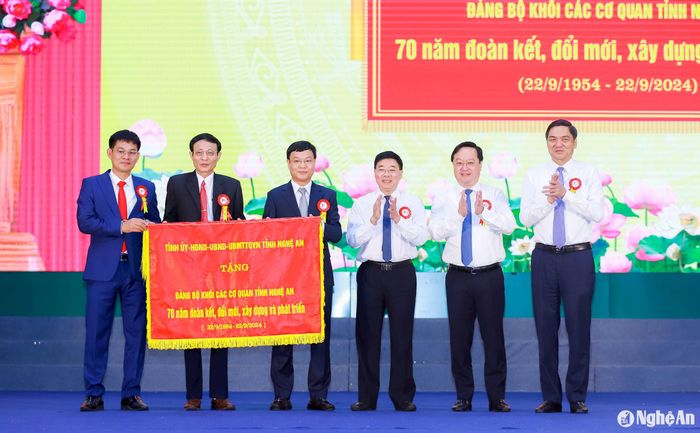 Các đồng chí trong Thường trực Tỉnh ủy trao bức trướng của Tỉnh ủy – HĐND - UBND - Ủy ban MTTQ Việt Nam tặng Đảng bộ Khối CCQ tỉnh với dòng chữ: “70 năm đoàn kết, đổi mới, xây dựng và phát triển". Ảnh: Thành Duy