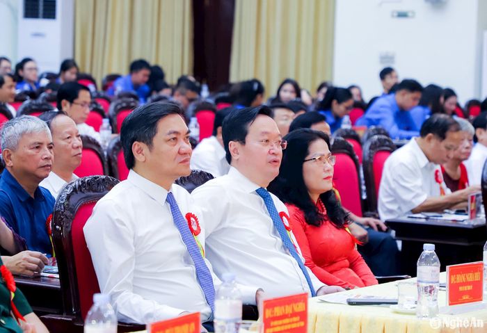 Các đồng chí lãnh đạo Bộ Giáo dục và Đào tạo, tỉnh Nghệ An và các đại biểu dự Lễ kỷ niệm 70 năm ngày thành lập Đảng bộ Khối CCQ tỉnh Nghệ An (22/9/1954 - 22/9/2024). Ảnh: Phạm Bằng