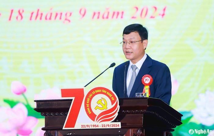 Đồng chí Phạm Tuấn Vinh - Ủy viên Ban Chấp hành Đảng bộ tỉnh, Bí thư Đảng ủy Khối CCQ tỉnh Nghệ An trình bày diễn văn ôn lại truyền thống của Đảng bộ. Ảnh: Thành Duy
