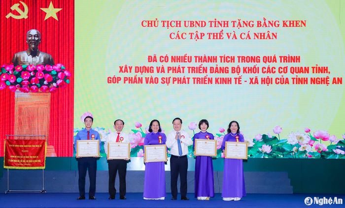 Chủ tịch UBND tỉnh Nguyễn Đức Trung tặng Bằng khen cho các tập thể đã có nhiều thành tích trong quá trình xây dựng và phát triển của Đảng bộ Khối, góp phần vào sự phát triển kinh tế - xã hội của tỉnh Nghệ An. Ảnh: Phạm Bằng
