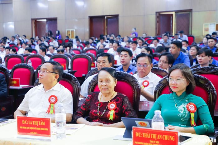Các đồng chí lãnh đạo tỉnh Nghệ An và các đại biểu dự Lễ kỷ niệm 70 năm ngày thành lập Đảng bộ Khối CCQ tỉnh Nghệ An (22/9/1954 - 22/9/2024). Ảnh: Phạm Bằng