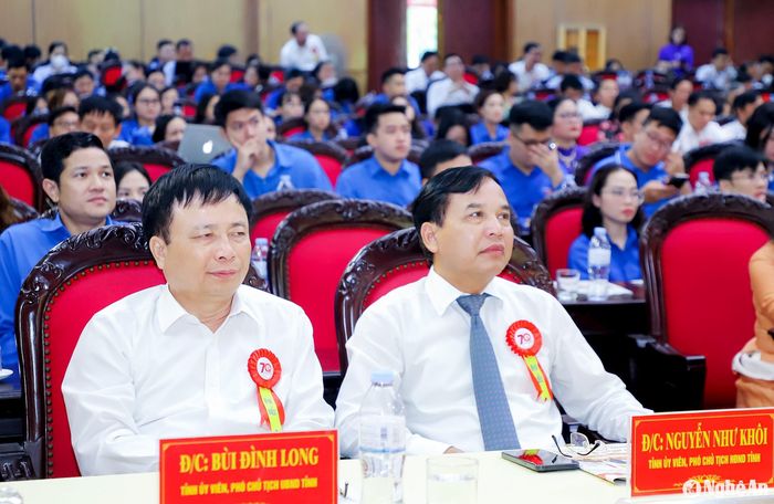 Các đồng chí lãnh đạo tỉnh Nghệ An và các đại biểu dự Lễ kỷ niệm 70 năm ngày thành lập Đảng bộ Khối CCQ tỉnh Nghệ An (22/9/1954 - 22/9/2024). Ảnh: Phạm Bằng