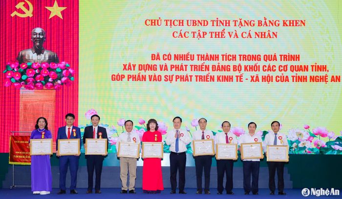 Chủ tịch UBND tỉnh Nguyễn Đức Trung tặng Bằng khen cho các cá nhân đã có nhiều thành tích trong quá trình xây dựng và phát triển của Đảng bộ Khối, góp phần vào sự phát triển kinh tế - xã hội của tỉnh Nghệ An. Ảnh: Phạm Bằng