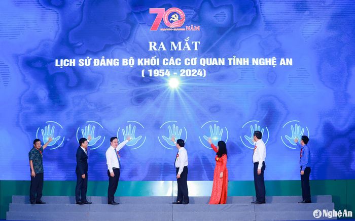 Các đồng chí lãnh đạo Trung ương, tỉnh, nguyên lãnh đạo, lãnh đạo Đảng ủy Khối CCQ tỉnh thực hiện nghi thức ra mặt cuốn sách "Lịch sử Đảng bộ Khối Các cơ quan tỉnh Nghệ An (1954-2024)". Ảnh: Thành Duy