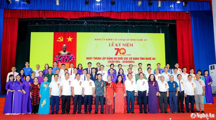 Các đồng chí lãnh đạo Trung ương, tỉnh và các đồng chí lãnh đạo, nguyên lãnh đạo Đảng ủy Khối CCQ tỉnh chụp ảnh lưu niệm. Ảnh: Phạm Bằng
