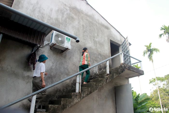 Nhà chòi của gia đình bà Lê Thị Thỏa ở xóm 9, xã Châu Nhân. Nhà có độ cao từ 2 mét trở lên so với sàn, có cầu thang bên thân nhà để người dân di chuyển đồ đạc lên trong mùa mưa bão . Ảnh: Quang An