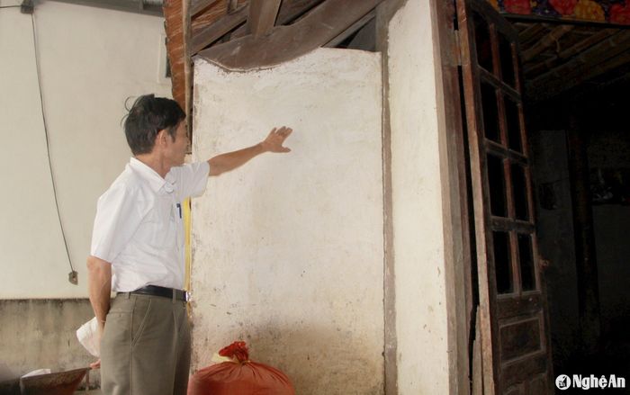 Ông Phan Đình Hoàn - Phó Chủ tịch UBND xã Châu Nhân cho biết, mực nước các năm đỉnh lụt cao quá đầu người, buộc người dân vùng rốn lũ phải tìm cách thích ứng. Ảnh: Quang An
