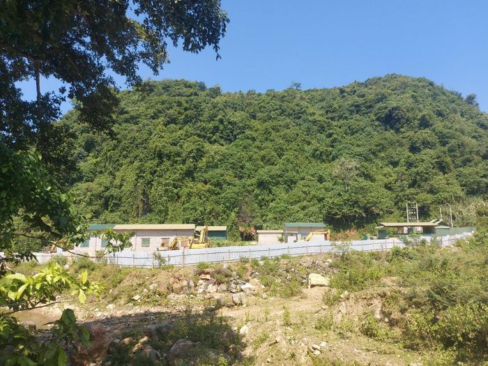 Một mỏ quặng thiếc ở xã Liên Hợp lấn chiếm đất rừng. Ảnh: Tiến Hùng
