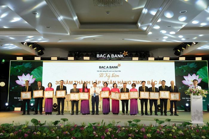Các cá nhân của BAC A BANK nhận bằng khen của Thống đốc Ngân hàng Nhà nước, Bằng khen của Ủy ban Nhân dân tỉnh Nghệ An.