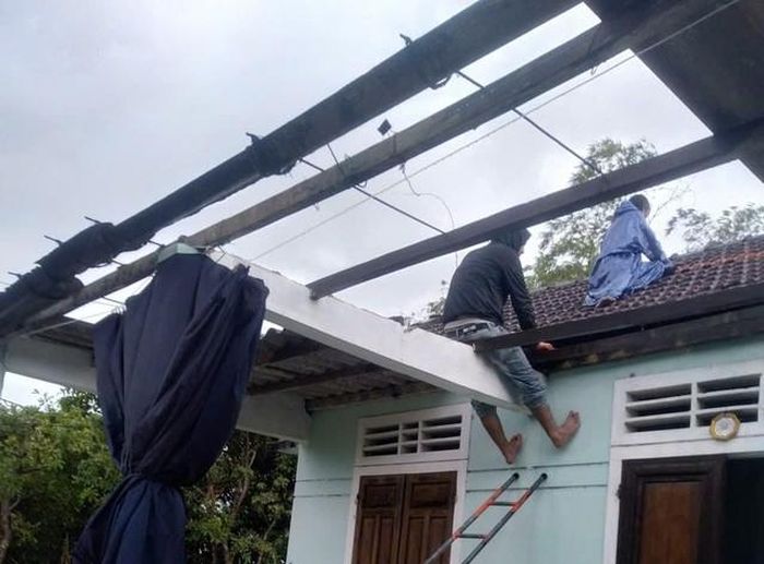 Một trong những nhà dân ở Thừa Thiên - Huế bị tốc mái do lốc xoáy. Ảnh: Báo Tổ quốc.