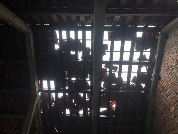 Lốc xoáy làm tốc mái nhà dân tại xã Phú Hồ, huyện Phú Vang (tỉnh Thừa Thiên Huế). Ảnh: Báo Tổ quốc.