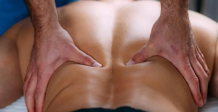 Xoa bóp bấm huyệt trong Đông y góp phần điều trị căng cơ hiệu quả.