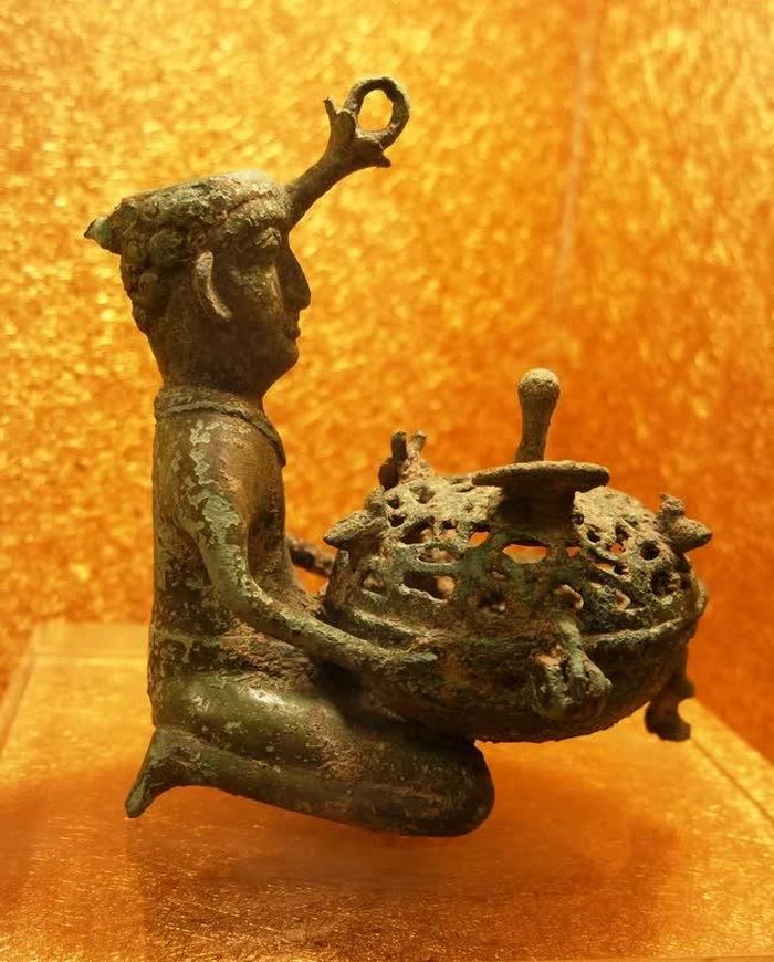 Một dụng cụ đốt tạo hương độc đáo vào loại nhất trong văn hóa Đông Sơn (Sưu tập Nhà hàng Trống Đông Sơn, Hà Nội)