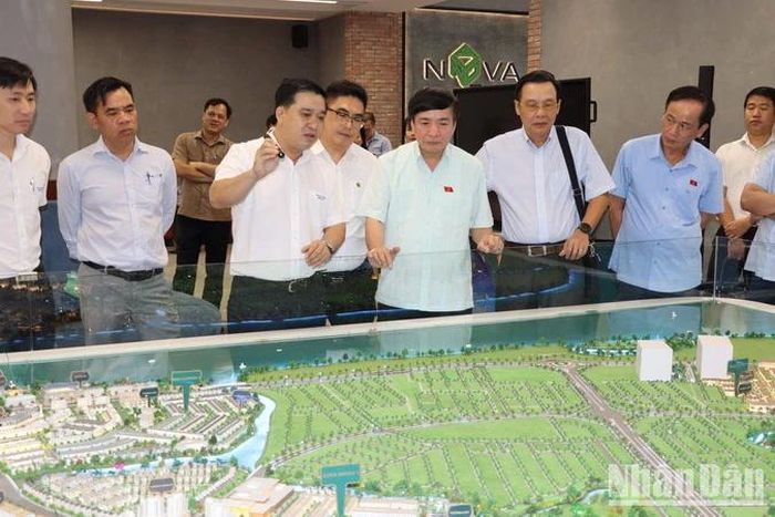 Giám đốc Sở Xây dựng Đồng Nai Hồ Văn Hà báo cáo với Đoàn Giám sát tối cao của Quốc hội về giải pháp tháo gỡ vướng một khu đô thị tại thành phố Biên Hòa.