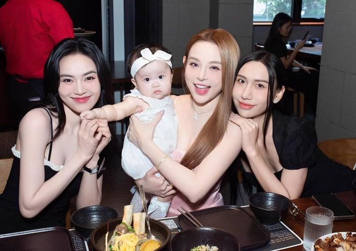 Về con gái Ijin, Sam nói thêm: "Tưởng sinh nhật bà Ijin không á. Bả đi tiếp từng bàn và giao lưu không thiếu một ai. Em về coi hình lại hết hồn. Gái đẹp ẵm thì bả tỉnh queo, tới khúc trai đẹp ẵm là bả xỉu ngang".