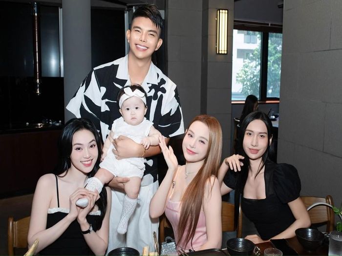 "Hôm qua tôi lạc hai đứa con. Về coi lại hình mới thấy hai đứa nhỏ nằm trong vòng tay của hết cô chú này đến cô chú nọ. Thiệt sự mẹ bận quá chạy lung tung mà ai dè hai đứa xuống tiếp đón khách phụ mẹ luôn", Sam hài hước chia sẻ khi hai con được nhiều đồng nghiệp cưng chiều.