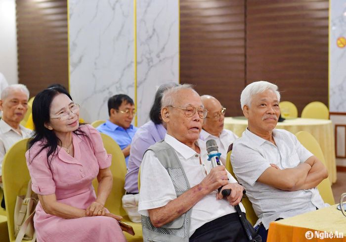 Nhạc sĩ Lê Hàm (người cầm micro) và bạn bè văn nghệ sĩ. Ảnh: Quốc Khánh