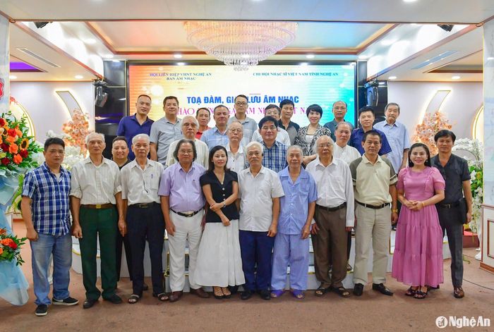 Nhạc sĩ Lê Hàm chụp ảnh kỷ niệm cùng anh chị em văn nghệ sĩ tại buổi Tọa đàm, giao lưu âm nhạc chào mừng Ngày Âm nhạc Việt Nam, tổ chức tại TP. Vinh. Ảnh: Quốc Khánh
