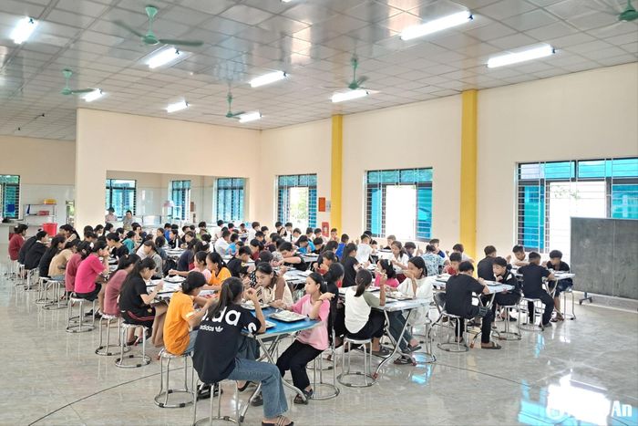 Năm học này học sinh bán trú của Trường PT DTBT THCS Châu Cam đã được về học và sinh hoạt trong ngôi trường mới. Ảnh : NTCC