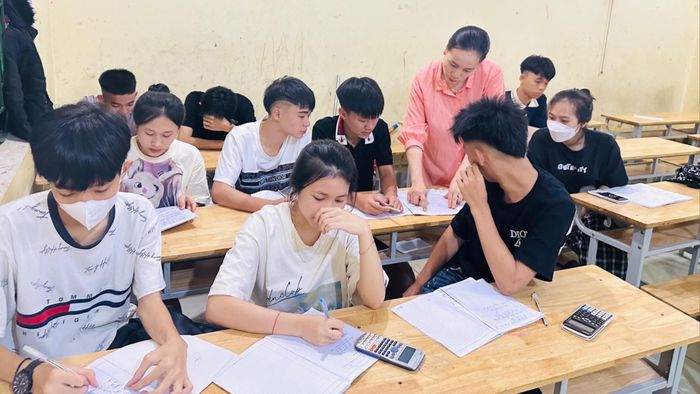 Giờ học của học sinh Trường THPT Con Cuông. Ảnh: Mỹ Hà