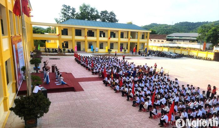 Lễ khai giảng trong ngôi trường mới của học sinh và giáo viên Trường PT DTBT THCS Châu Cam. Ảnh: NTCC