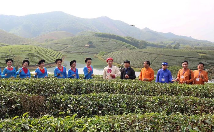 Các nghệ nhân ví, giặm biểu diễn tại Đảo chè Thanh Chương. Ảnh: Huy Thư