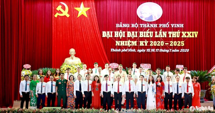 Ban Chấp hành Đảng bộ TP. Vinh khóa XXIV, nhiệm kỳ 2020 - 2025 ra mắt, nhận nhiệm vụ trước Đại hội ngày 17/7/2020. Ảnh: Thành Duy
