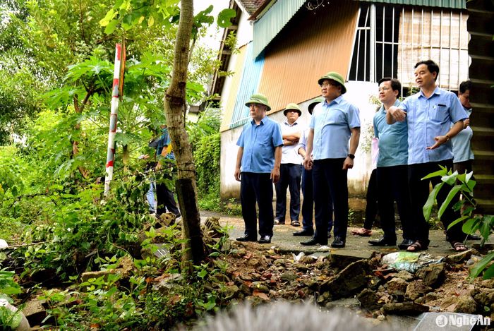Đồng chí Phó Chủ tịch UBND tỉnh Nguyễn Văn Đệ kiểm tra khu vực sinh sống của các hộ dân thường xuyên bị ngập lụt, sạt lở. Ảnh: Quang An