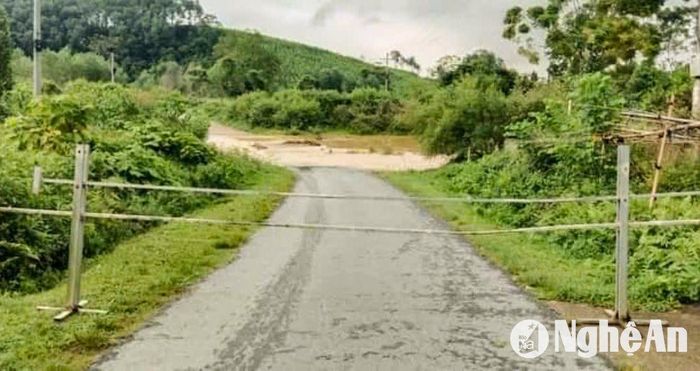 Một cầu tràn trên địa bàn xã Ngọc Lâm (Thanh Chương) bị ngập, chính quyền địa phương đã làm chắn ngăn người qua lại. Ảnh: CSCC