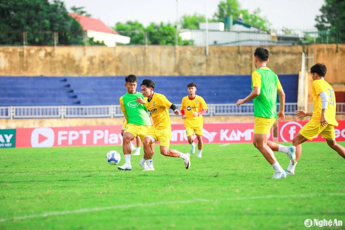 Hồ Văn Cường dù đã bình phục chấn thương nhưng do chưa đảm bảo được thể lực, cũng như cảm giác chơi bóng nên không thể góp mặt trong đội hình chính của SLNA trong những vòng đấu tới. Ảnh: Đức Anh