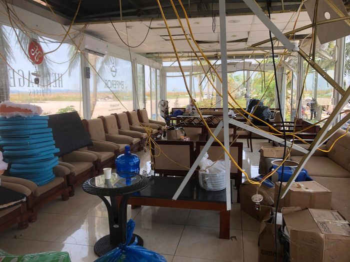 Tàu và phòng chờ của Lux Cruises bị hư hại sau bão Yagi. Ảnh: LuxGroup