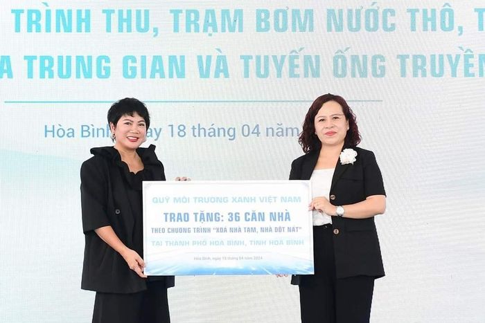 Doanh nhân Đỗ Thị Kim Liên luôn sẵn sàng chia sẻ với những khó khăn của cộng đồng.