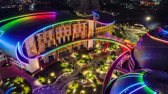 Khu B gồm khu văn phòng, thể thao, học tập với 3 khối nhà chức năng liên kết với nhau gồm: Nhà thi đấu, bể bơi, Nhà hành chính, tháp thiên văn, nhà học, thư viện