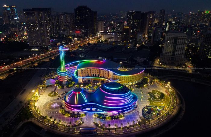 Bên ngoài công trình đã lộ rõ hình hài, trong khi bên trong các tòa nhà đang tiến hành lắp ráp hệ thống máy móc, trang thiết bị để phục vụ vui chơi, giải trí, bơi lội sau khi đi vào hoạt động