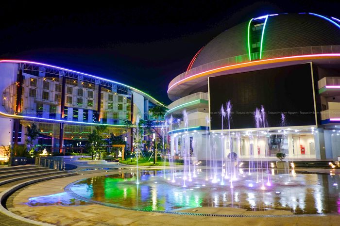 Dự án có tổng diện tích lên đến gần 40.000m2, vị trí tại khu công viên và hồ điều hòa CV1 thuộc Khu đô thị mới Cầu Giấy, sát đường Phạm Hùng
