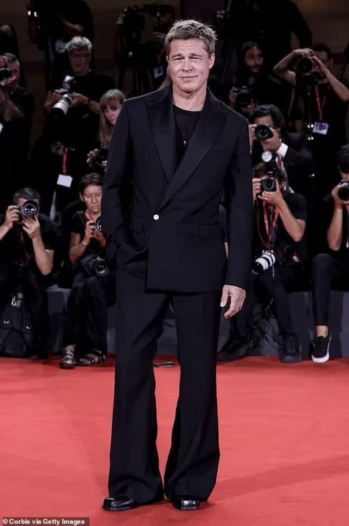 Brad Pitt và bạn gái chính thức công khai chuyện tình lãng mạn của họ trên thảm đỏ tại buổi ra mắt phim mới "Wolfs" của anh tại Liên hoan phim quốc tế Venice vào ngày 1/9