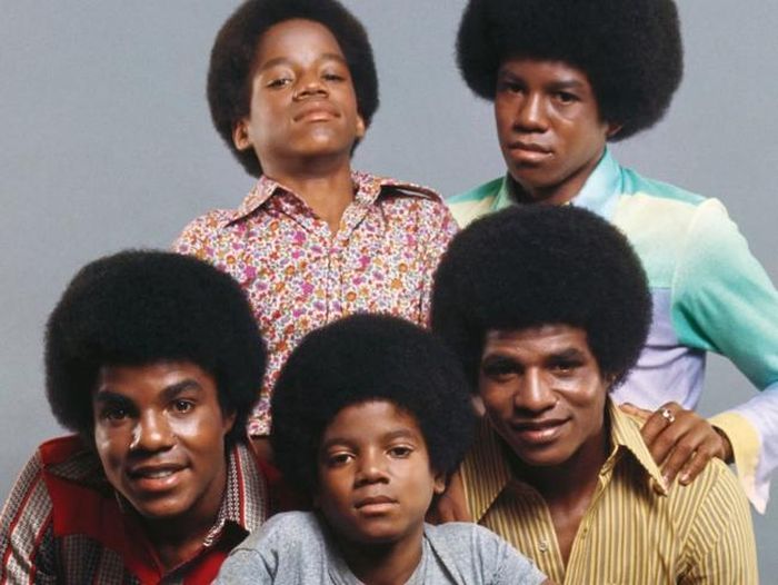 Tito Jackson (dưới góc trái) và Michael Jackson (áo xám)
