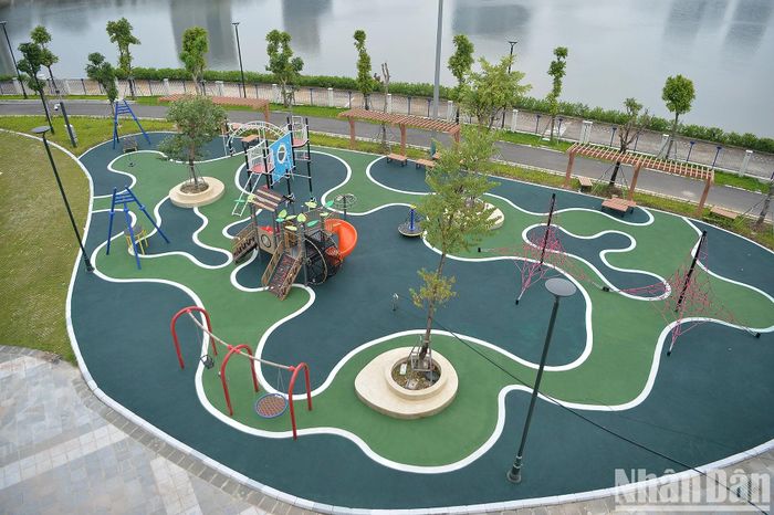 Ngay cạnh đó là khu vui chơi vận động thiếu nhi với thiết kế uốn lượn, rực rỡ.