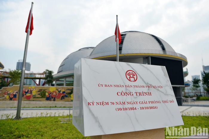Đây là công trình kỷ niệm 70 năm Ngày Giải phóng Thủ đô, do Ban Quản lý dự án đầu tư xây dựng công trình văn hóa-xã hội thành phố Hà Nội làm chủ đầu tư.